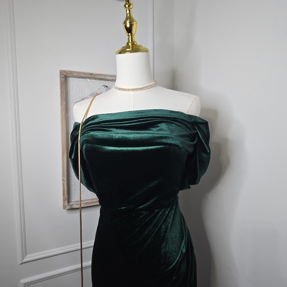 Luxurious Strapless Dark Green Velvet Gown - Picture 6 of 11
